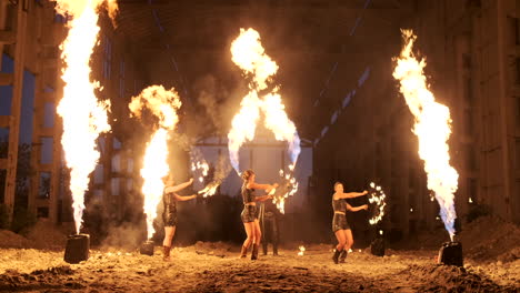 Un-Grupo-De-Artistas-Profesionales-Con-Fuego-Muestran-El-Espectáculo-Haciendo-Malabarismos-Y-Bailando-Con-Fuego-En-Cámara-Lenta